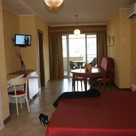 Residence Miralago Rooms & Apartments Manerba del Garda Bagian luar foto
