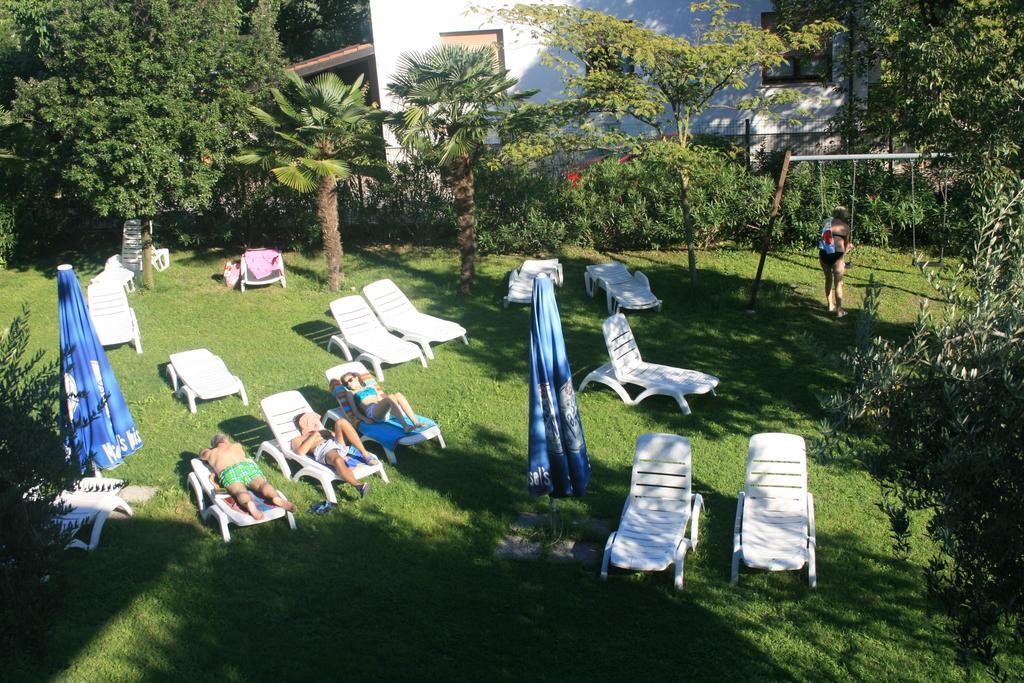 Residence Miralago Rooms & Apartments Manerba del Garda Bagian luar foto