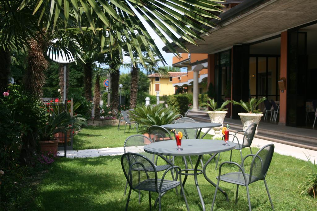 Residence Miralago Rooms & Apartments Manerba del Garda Bagian luar foto